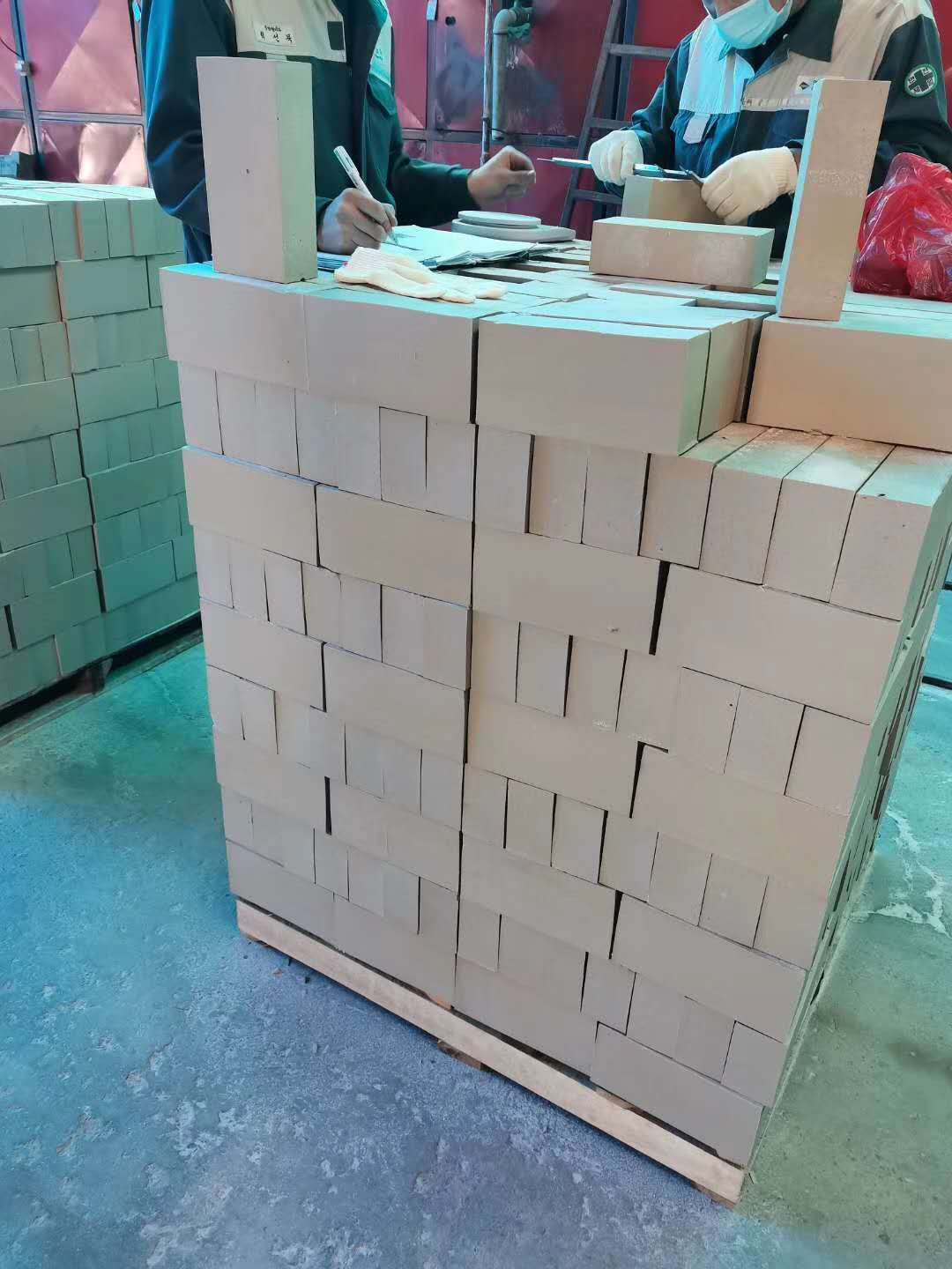 65厚耐酸磚今年處于一直是缺貨狀態(tài)，而且價(jià)格高，那么為什么會(huì)出現(xiàn)這種情況